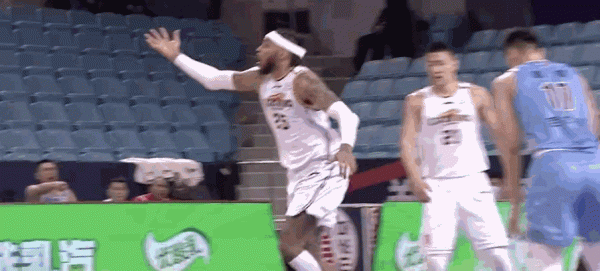 爭議！莫蘭特封蓋撞翻書豪，被吹犯規後不滿判罰兩人場上直接交流