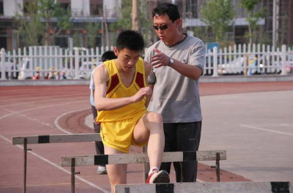 高顏值女大學生帥氣跳高，輕鬆背越1米56，網友：這腿比我人都高