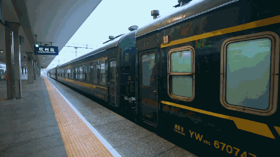 當火車開過來時，人躺在鐵軌中間能活命嗎？解開大家多年的疑惑