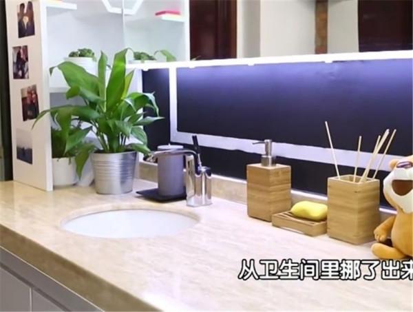 23㎡公寓有7居室，衛生間塞下浴缸？這對小倆口的家也太絕了