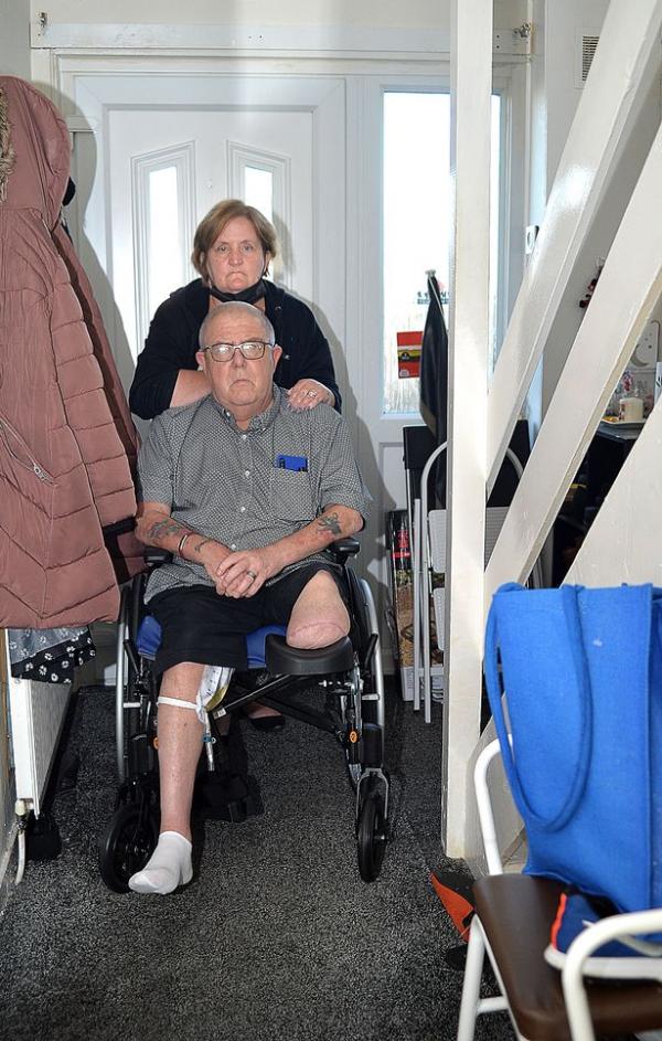 外國一男子吃三明治時不小心掉下一片番茄，結果不幸失去了一條腿