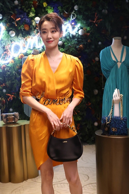 “媽系女星”張小斐生圖真美，穿亮橘色連衣裙好貴氣，挺有豪門感