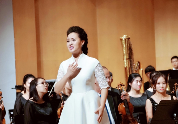 軍旅歌唱家雷佳：連登春晚舞臺12次，身家上億，丈夫身份不一般