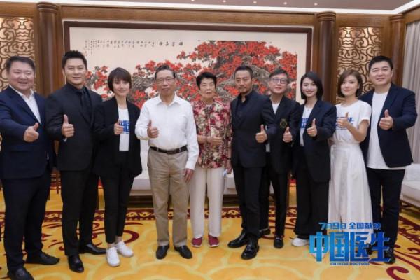 票房破6億領跑元旦檔，《穿過寒冬擁抱你》有話說