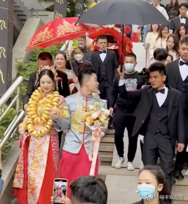 恭喜！千萬級網紅“小剛學長”大婚，新娘脖子處掛50多個龍鳳鐲