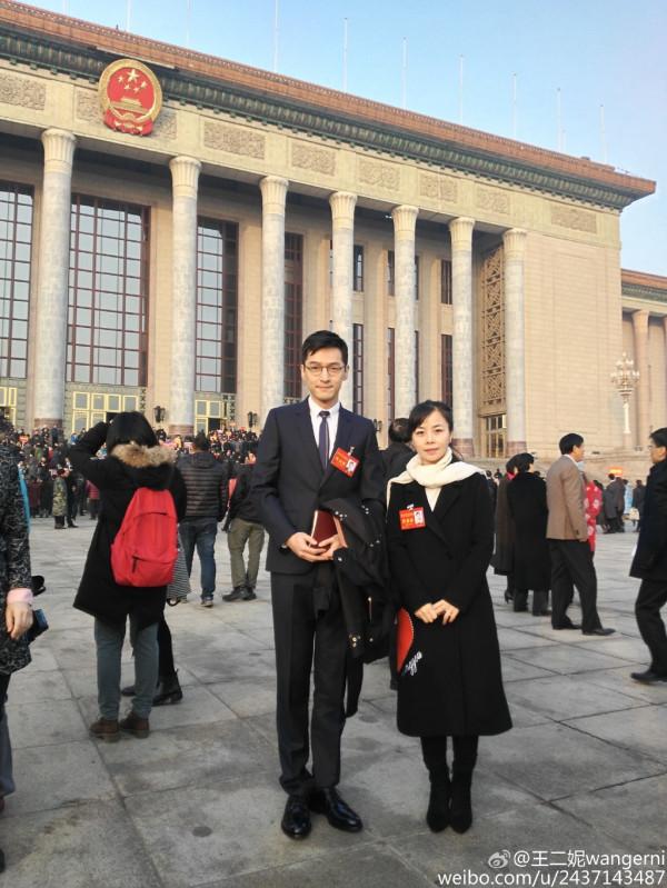 王二妮全家近照,農村姑娘逆襲時尚女神,淳樸老公高大帥氣 王二妮全家近照,農村姑娘逆襲時尚女神,淳樸老公高大帥氣