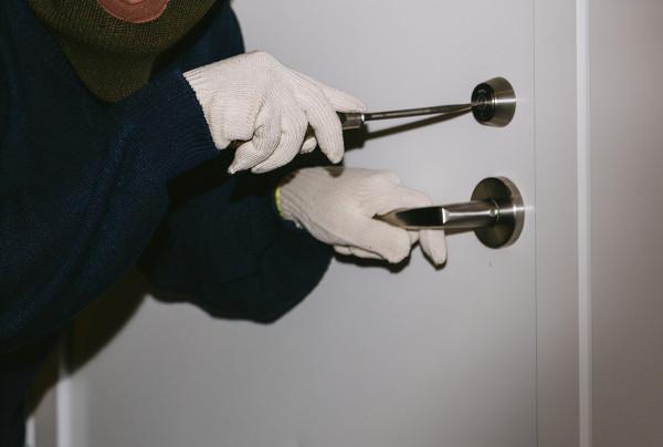 小偷入室吃飯、游泳樣樣來:偷到一半竟然睡著了 小偷入室吃飯、游泳樣樣來:偷到一半竟然睡著了