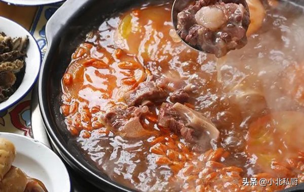 牛糞火鍋,待客上品菜餚,很臭,但好吃 牛糞火鍋,待客上品菜餚,很臭,但好吃