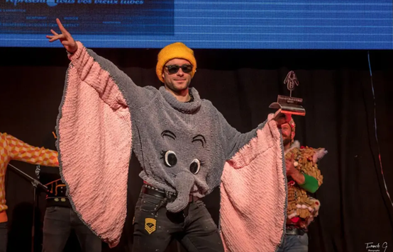 拜登夫人在聖誕樹裝扮上給特朗普難堪；第七次獲得金球獎的梅西：我沒想過拿第一