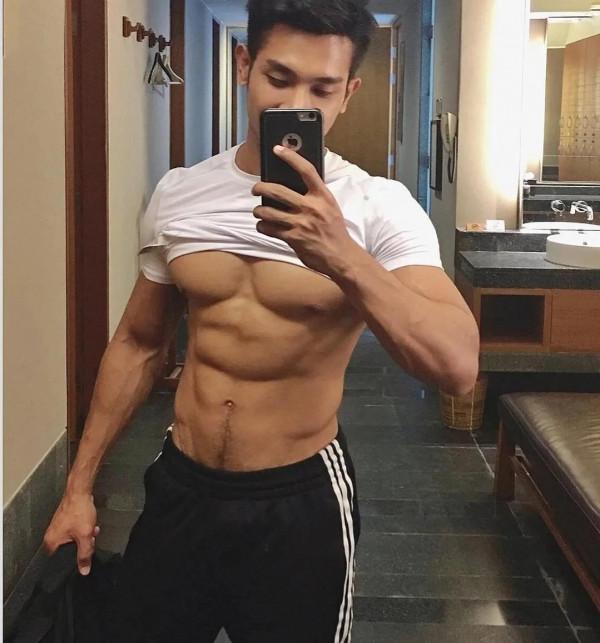 仰臥起坐作用不大？練練真正的健腹動作吧