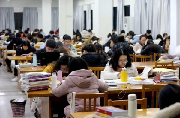 兒子上了大學才知道，媽媽從小到大一直在騙他，老師說的才是對的