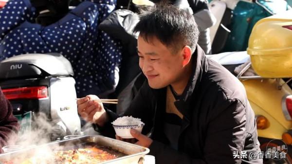 屋裡不讓坐,想吃坐門外,這館子咋這麼牛? 屋裡不讓坐,想吃坐門外,這館子咋這麼牛?