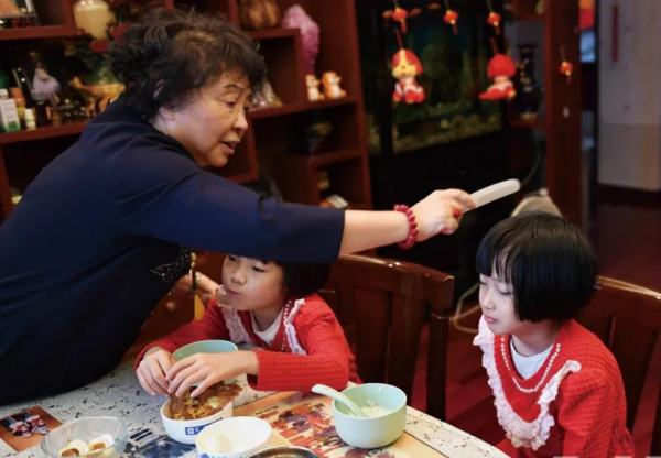 11年前，60歲失獨母親冒死生下雙胞胎，如今一家四口現狀如何？