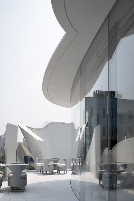 迪奧首爾旗艦店，藝術之花