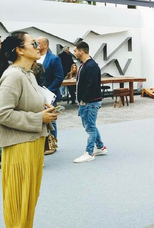 鞏俐淡妝出場當評委，穿牛仔褲腿胖也沒掩飾，出鏡大方很自然