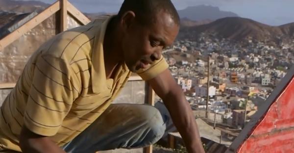 非洲天才手藝人,用汽油桶建房子,幾個小時就建好一棟“小別墅” 非洲天才手藝人,用汽油桶建房子,幾個小時就建好一棟“小別墅”