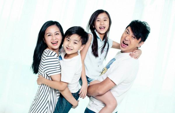 50歲港星全家移民英國後陷入困難！租不到房子，子女找不到學校