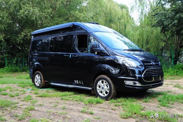 70歲以內開的福特商務房車！環形沙發帶隱藏大床，上班旅行兩不誤