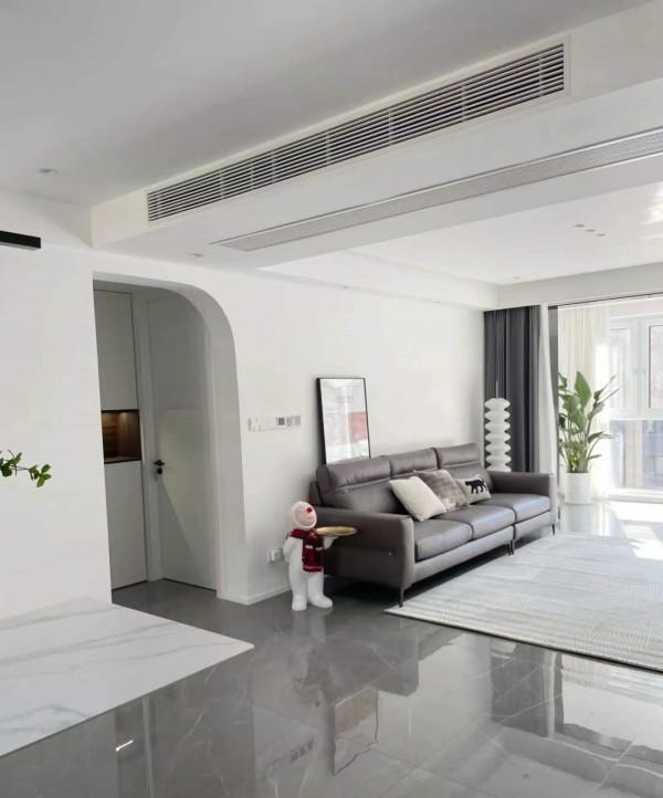 她家全屋大白牆，簡約又大方，電視牆做櫃子，飄窗改吧檯，真明智