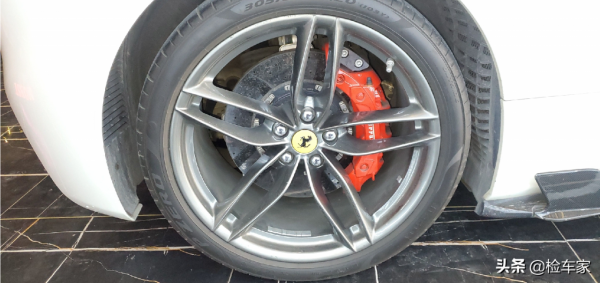 花三百多萬買臺6手法拉利，圖啥？老哥：停酒吧門口生意自動上門