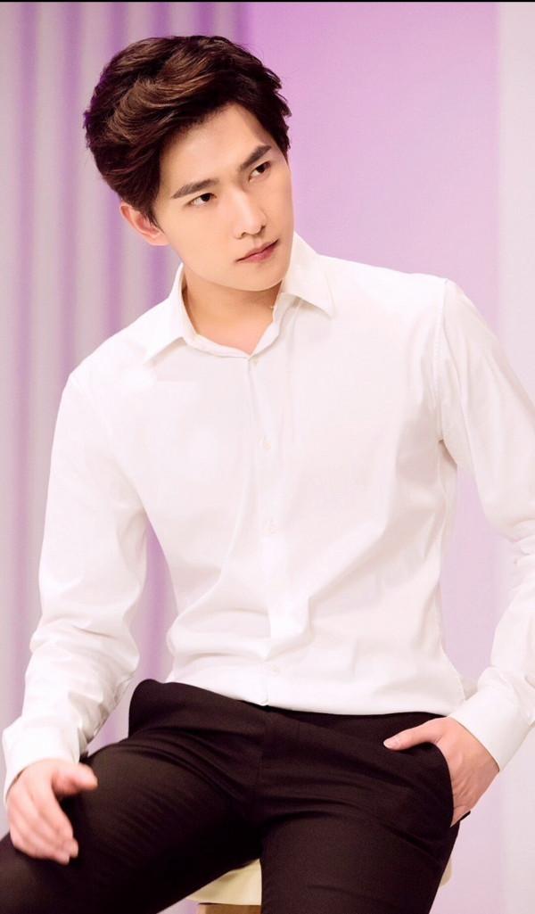 盤點娛樂圈穿白襯衫的男明星，誰讓你一眼就記住了？