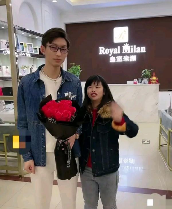 網紅瓊姐宣佈喜訊，準新郎是個帥小夥！網友卻質疑是炒作