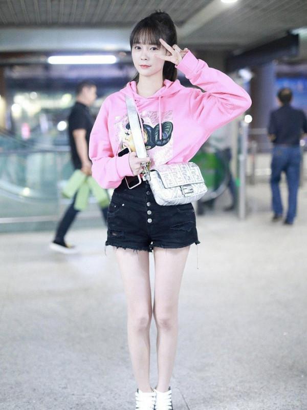 沈夢辰又不好好穿衣,非要將毛衣撕開一半玩另類,不過卻意外好看 沈夢辰又不好好穿衣,非要將毛衣撕開一半玩另類,不過卻意外好看