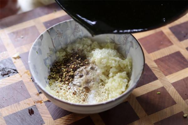 過年做涼拌菜，記住2款“通用涼拌汁”，葷菜素菜都適用，味道香