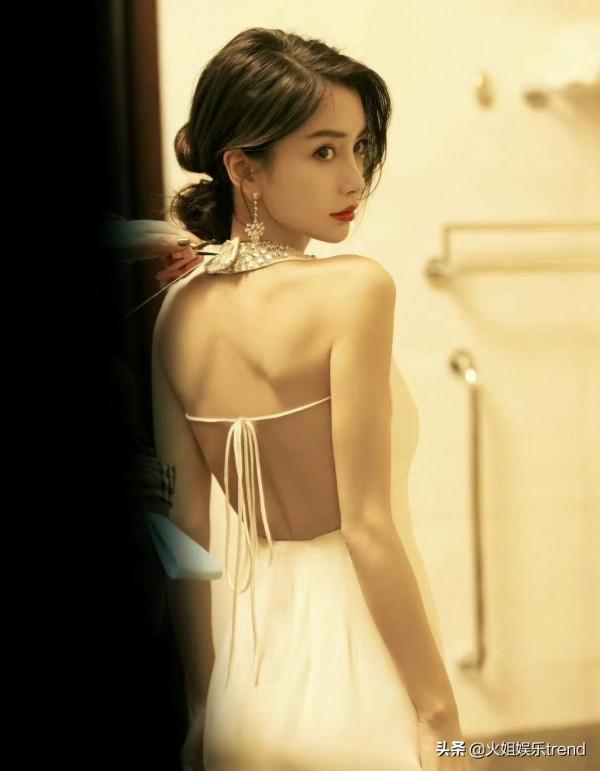 angelababy身著白色禮服出席搜狐時尚盛典，眾星璀璨年終總結