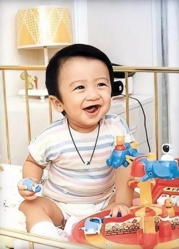 買二手衣服回家補、一張椅子用18年,這8位明星,有錢也沒亂花 買二手衣服回家補、一張椅子用18年,這8位明星,有錢也沒亂花