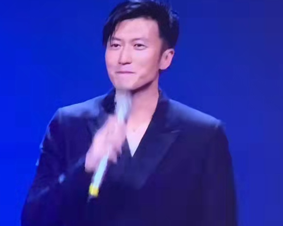 52歲王菲驚豔開唱！穿白裙盡顯巨星範，謝霆鋒刻意避嫌愛意藏不住