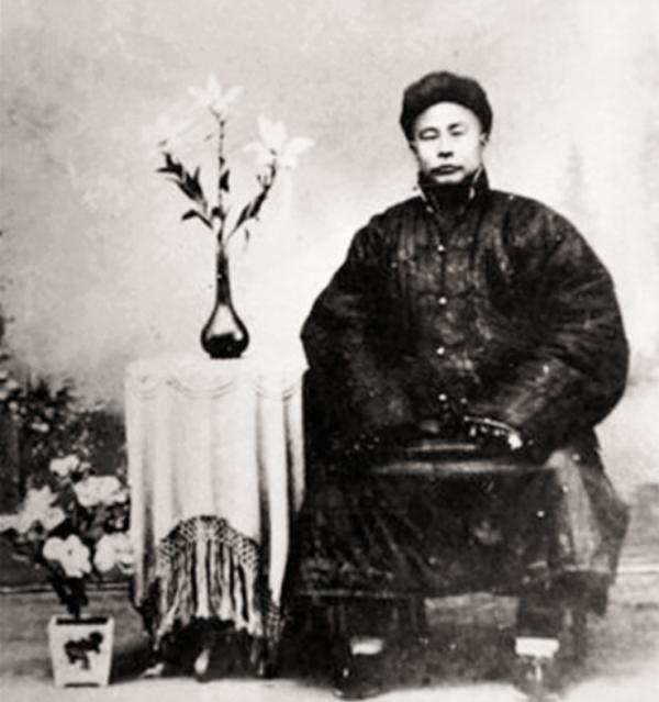 霍元甲向慈禧保鏢挑戰,踢完2腳後,便抱拳拱手認輸 霍元甲向慈禧保鏢挑戰,踢完2腳後,便抱拳拱手認輸