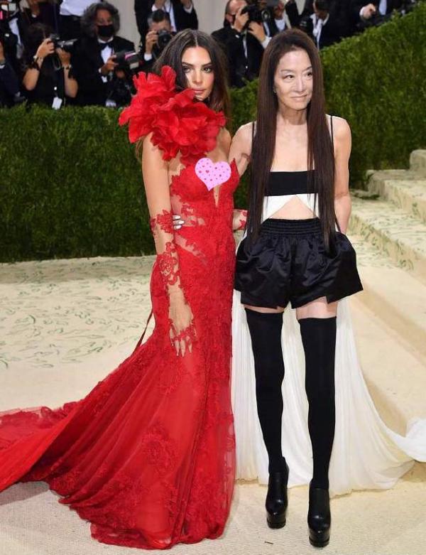 72歲的王薇薇照樣敢耍時髦，穿燕尾上衣好酷，站在超模旁也不輸陣