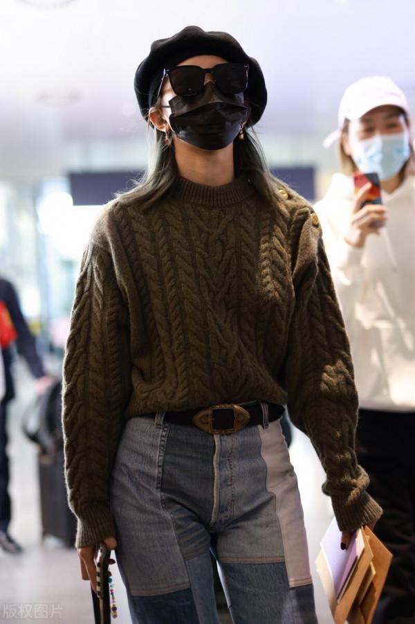 孟美岐穿墨綠色絞花毛衣搭配拼接直筒牛仔褲,戴貝雷帽溫暖時髦 孟美岐穿墨綠色絞花毛衣搭配拼接直筒牛仔褲,戴貝雷帽溫暖時髦