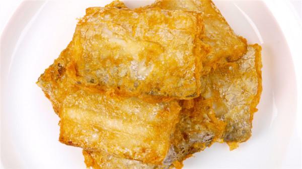 炸魚時，有人用澱粉，有人用麵粉？其實都不對！大廚教你正確做法