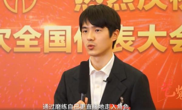 文代會內場罕曝光，眾星席地而坐接地氣，丫丫、陳寶國乘大巴前往