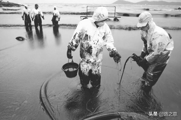 特大油輪失控之災：不接受救助契約撞上暗礁，船沉大海，油流四方