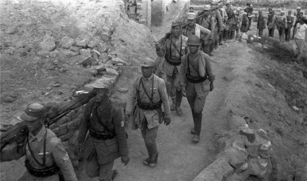 高郵戰役，粟裕接見投降的日本軍官，巖奇大佐雙手捧起一把紫光刀