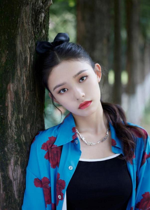 林允曬國慶出遊照，穿花襯衫不但不土，配小短裙又純又欲還吸睛