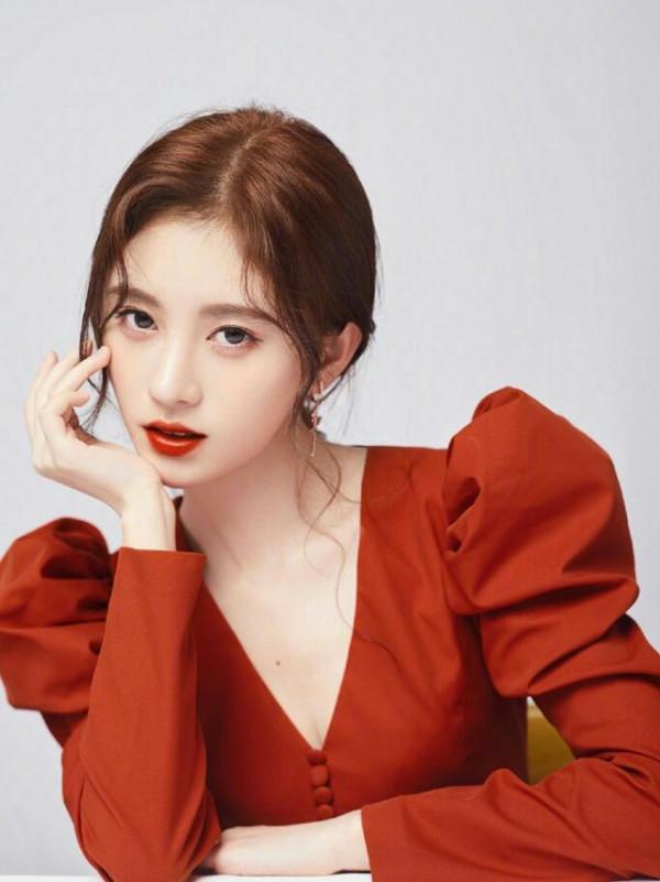 鞠婧禕代言阿瑪尼,烈焰紅唇配紅裝簡直美翻,御姐氣場全開 鞠婧禕代言阿瑪尼,烈焰紅唇配紅裝簡直美翻,御姐氣場全開