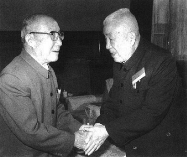 54年鄭洞國收到金字請帖，赴宴中南海：毛主席：你的名字很響亮嘛