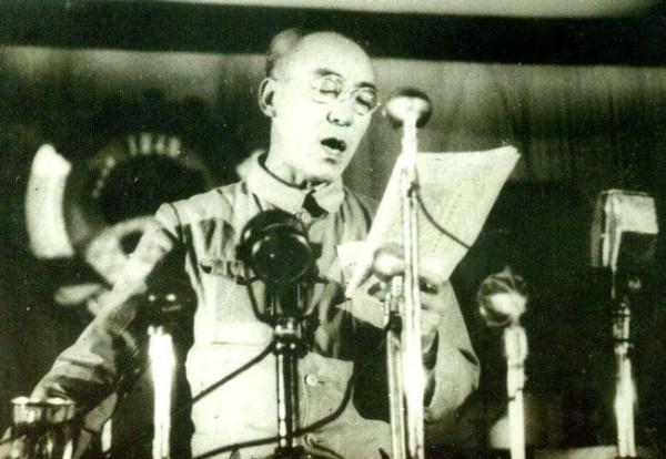 1962年，毛主席在天安門城樓走後又折回同一個人握手：你還好嗎？