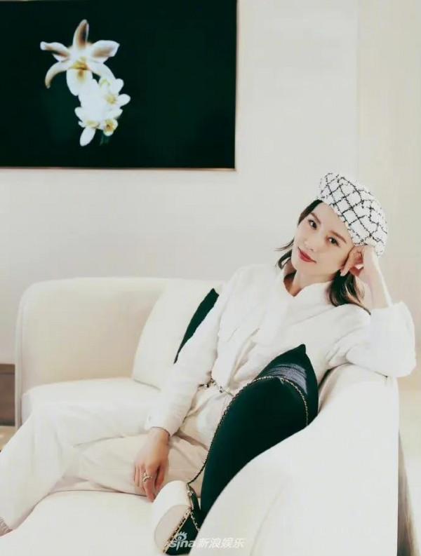 劉詩詩帶白色貝利帽，清新恬靜，髮絲輕挽，淺笑溫柔