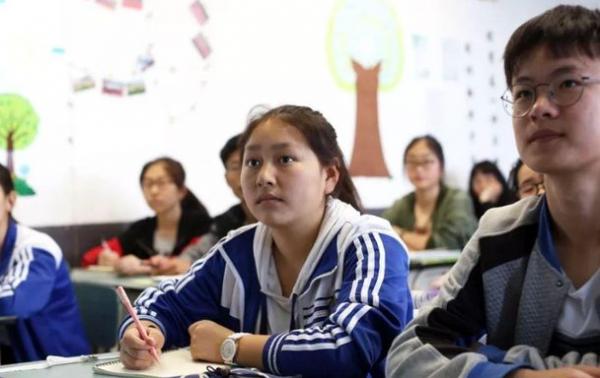 初中生髮型新規定，男生看起來少年感十足，女生看後很難接受