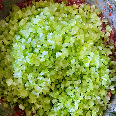 這樣做牛肉芹菜餃子,比飯店裡的還好吃 這樣做牛肉芹菜餃子,比飯店裡的還好吃