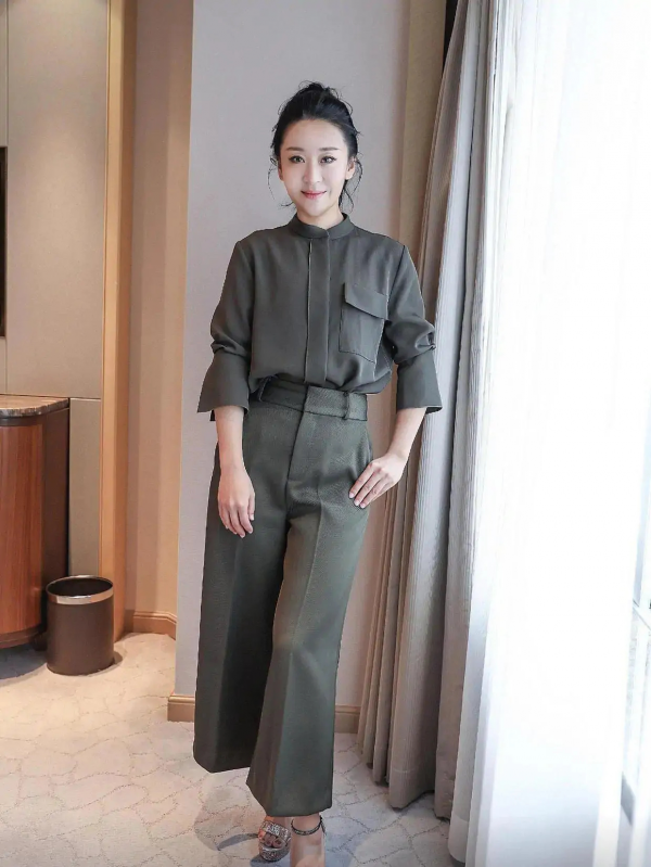 苗圃年紀越大越漂亮,穿軍綠色襯衫配闊腿褲,美出新高度 苗圃年紀越大越漂亮,穿軍綠色襯衫配闊腿褲,美出新高度