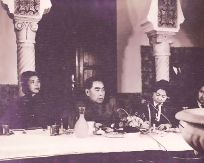 1964年周恩來訪問非洲，得知迦納總統突然遭遇刺殺，依舊毅然前往