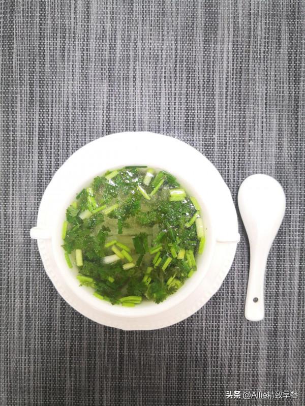 蒸包子吃膩了試試烤包子吧，外酥裡軟又多汁，搭配蘿蔔湯，助消化