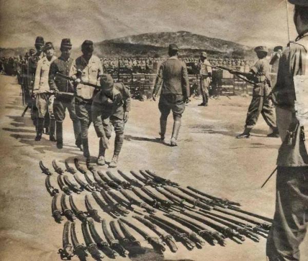 因不願面對投降的事實，兩名日軍在投降儀式前夕逃入深山