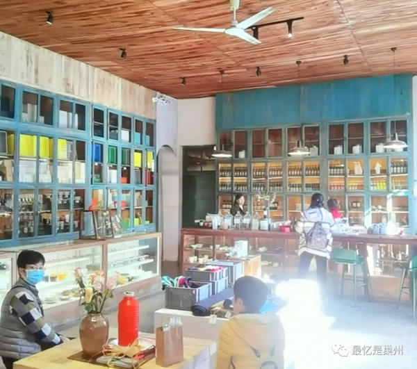 問餘何意棲碧山